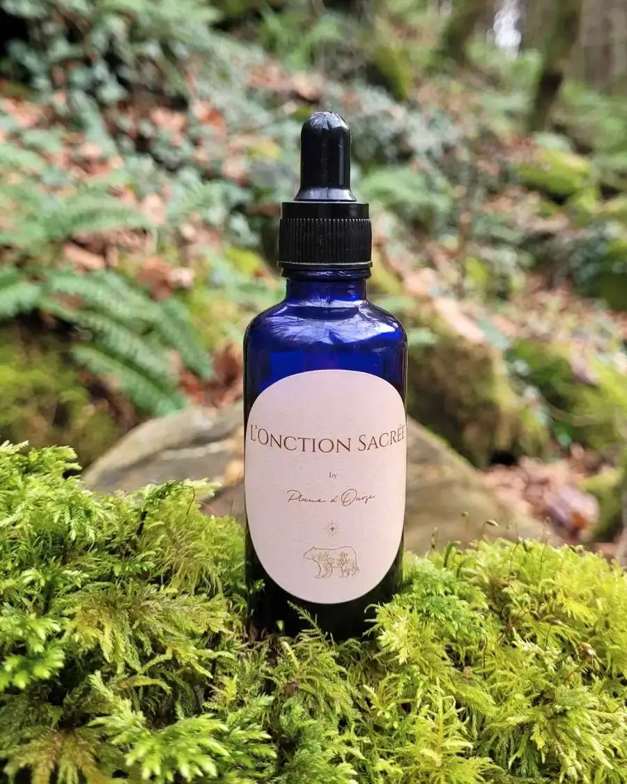 Flacon en verre de l'Onction sacrée posée sur de la mousse